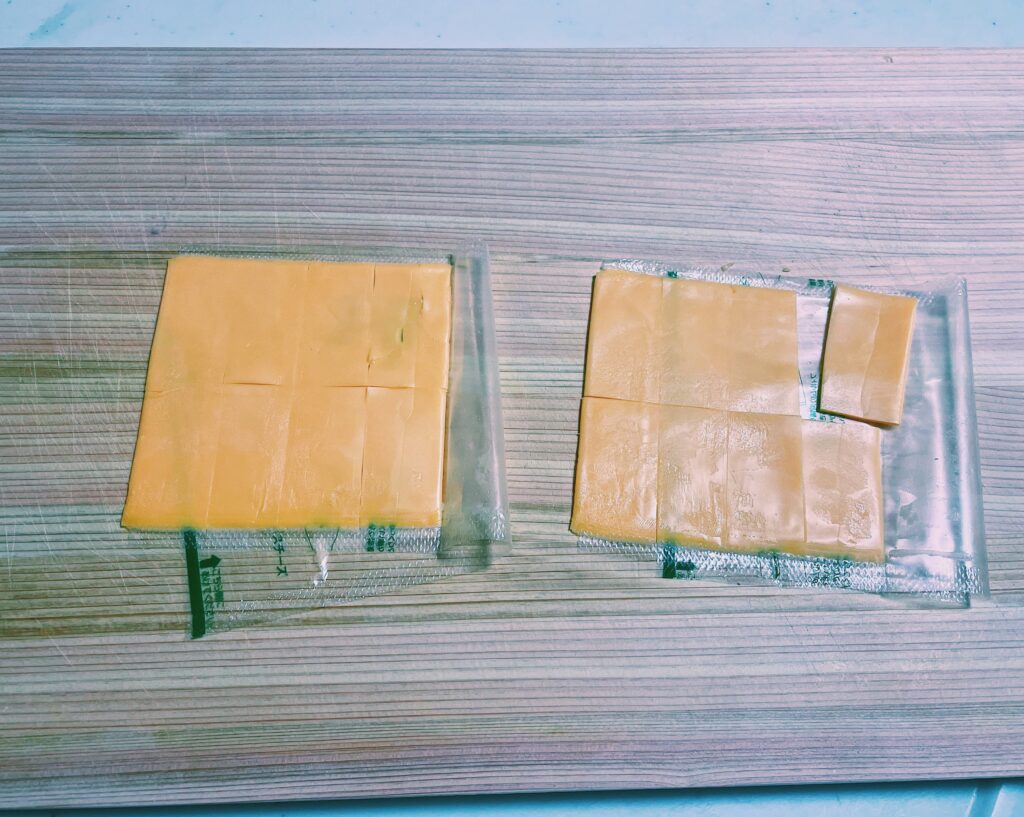 スライスチーズを8等分にしたもの。