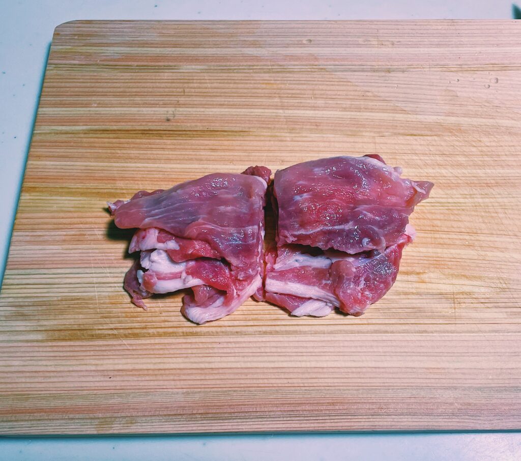 豚肉は2等分。