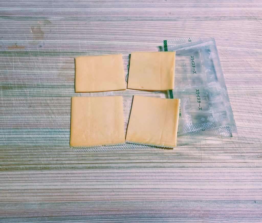 スライスチーズ1枚を4等分にしたもの。