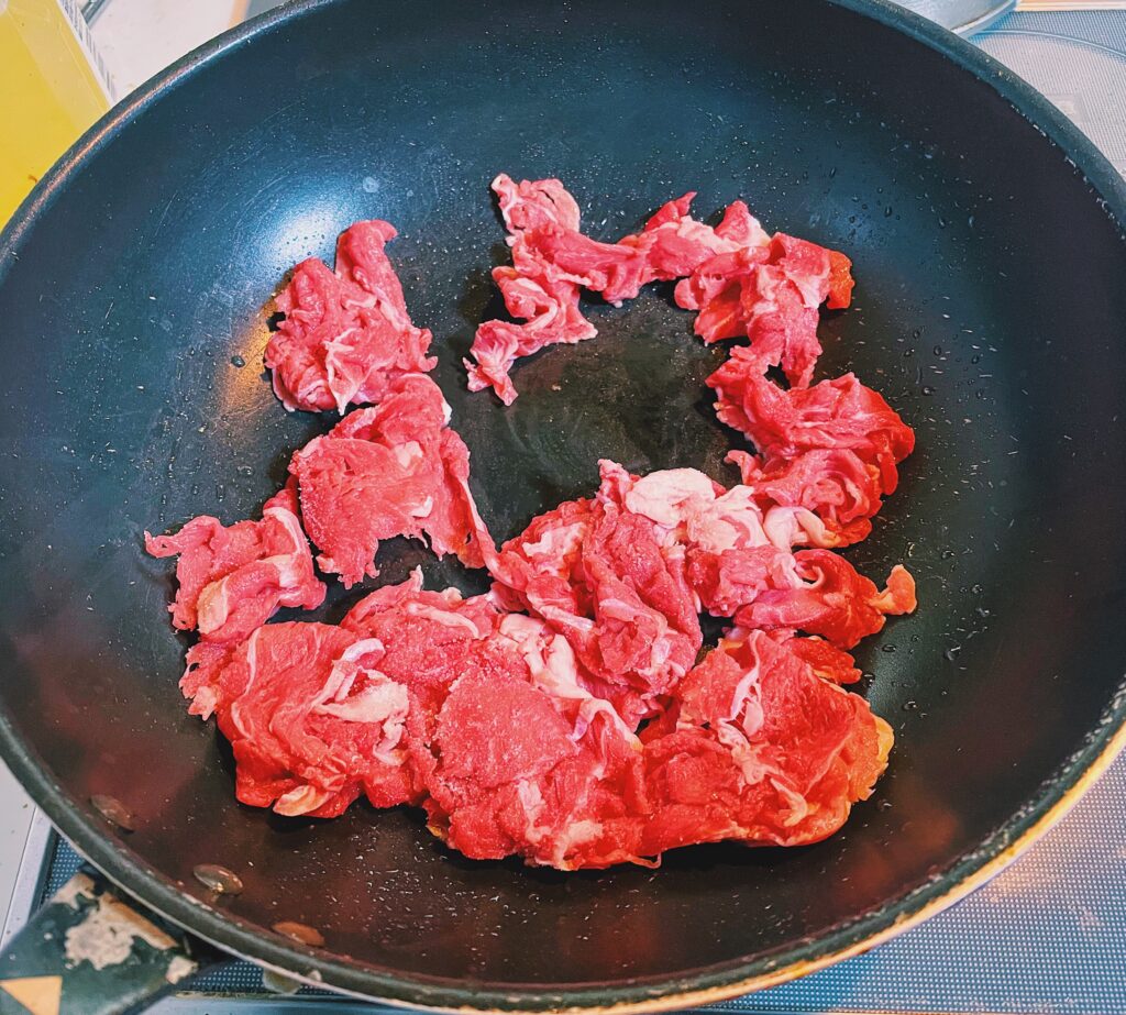 牛肉を炒める