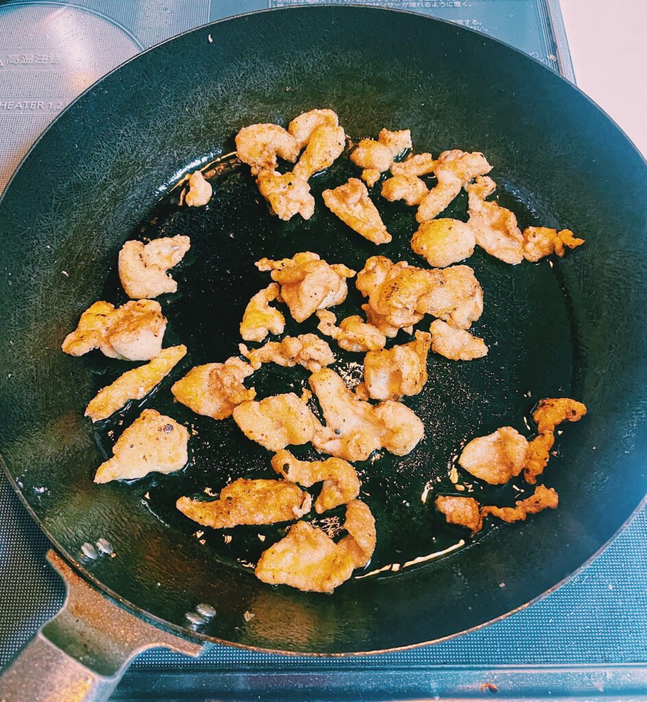 カリカリに炒めた鶏皮。
