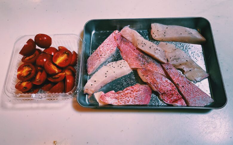 赤魚切り身塩コショウ、ミニトマト半分に切る