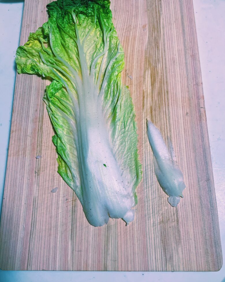 白菜の芯を薄く切る