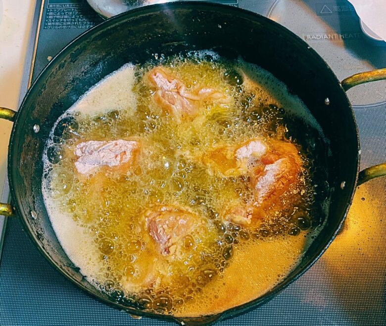 調味料に漬けた鶏肉に片栗粉をまぶして揚げる