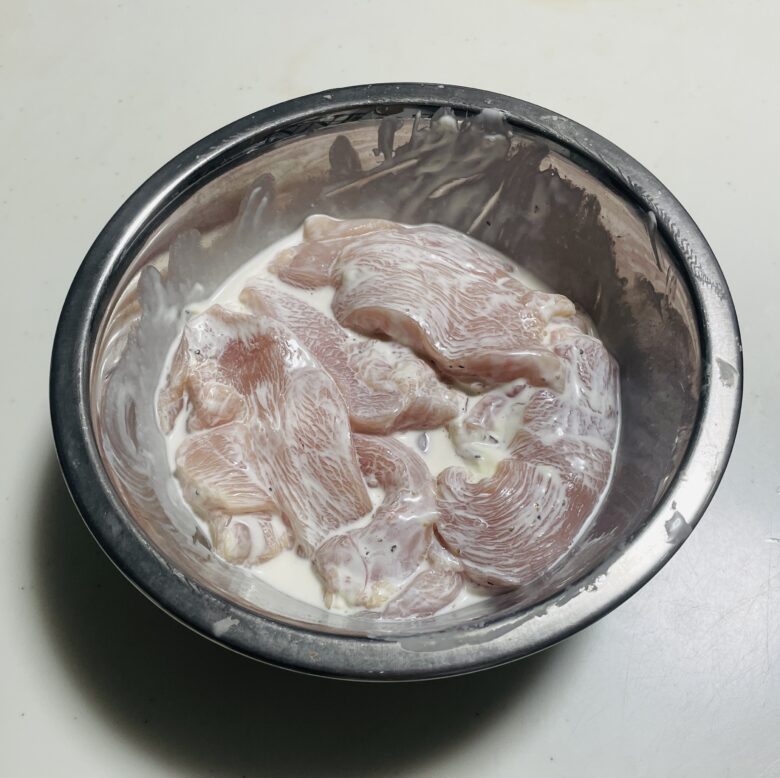 鶏むね肉をマヨネーズの下味に漬ける