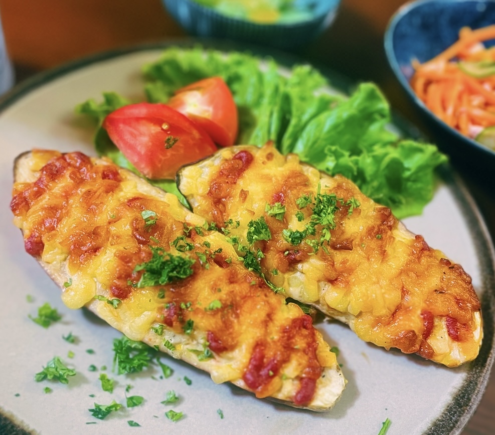 ナスの肉詰ボードチーズ焼き