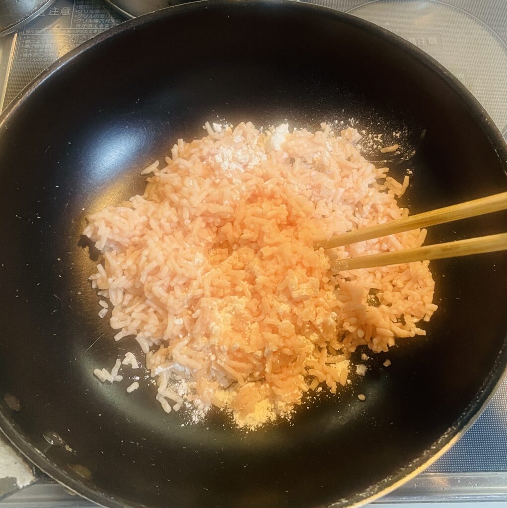 鍋に鶏ひき肉と小麦粉を入れてよく混ぜる。