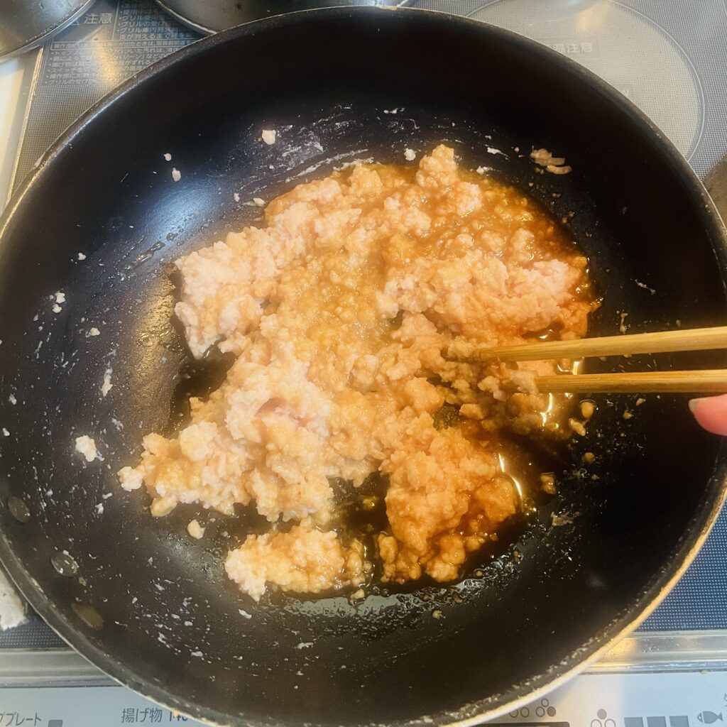 調味料をくわえて混ぜます。